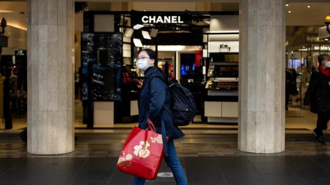 Interest rate rises and cost of living pressures are taking their toll on consumer confidence. (Diego Fedele/AAP PHOTOS)