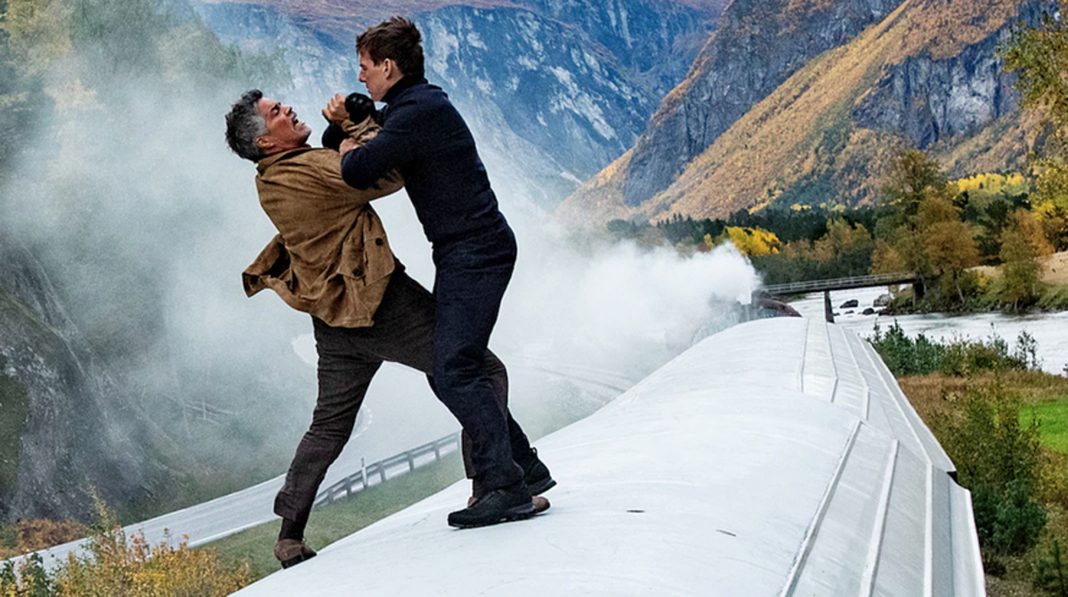 Tom Cruise (phải) đánh trả kẻ thù trên nóc tàu lửa, trong phim Mission: Impossible - Dead Reckoning Part One. Ảnh: Paramount Pictures