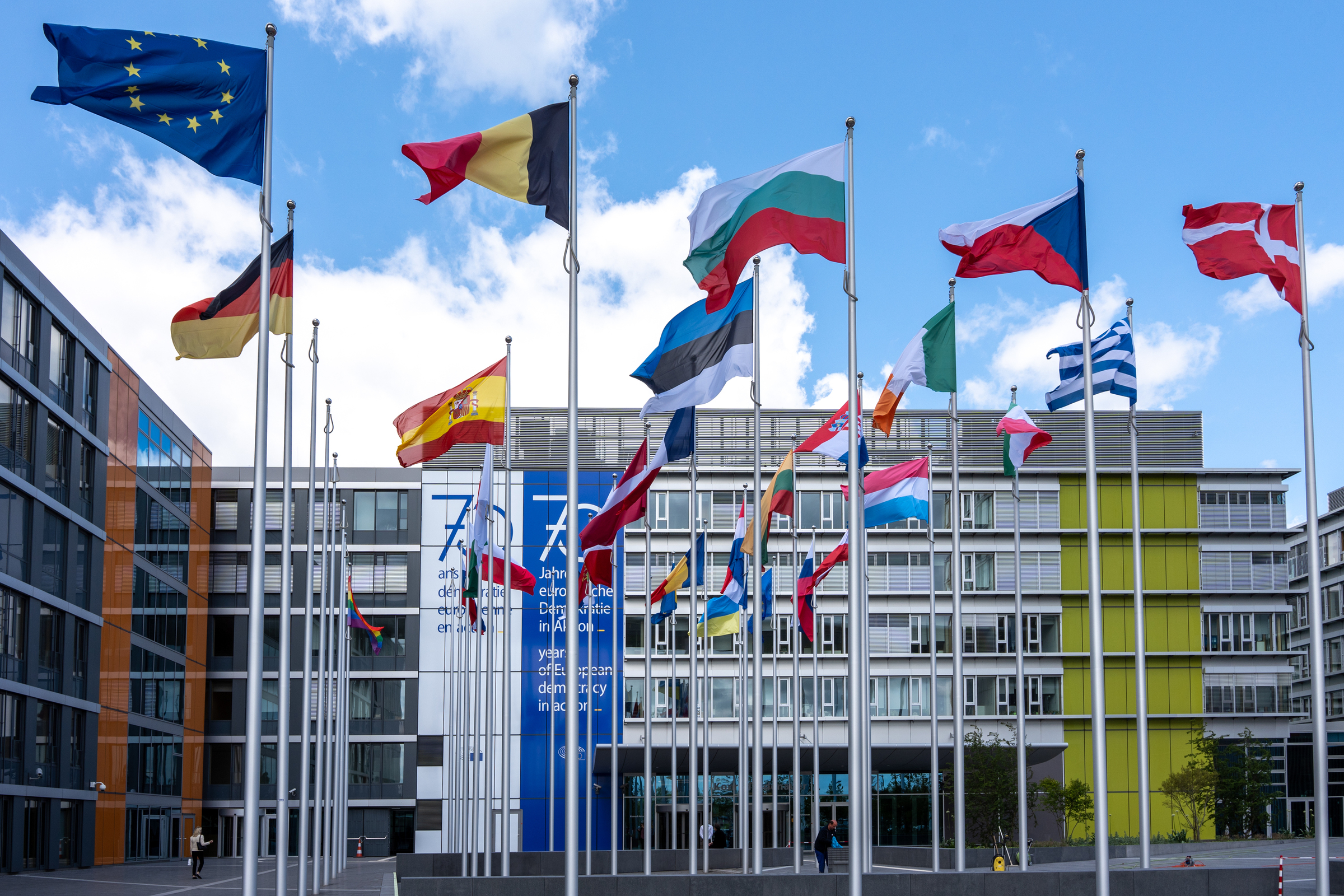 Cờ các nước châu Âu trước Nghị viện châu Âu ở Luxembourg hôm 20/6. Ảnh: AFP