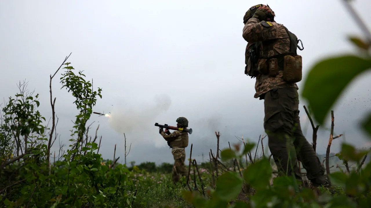 Lính Ukraine gần thành phố Bakhmut, tỉnh Donetsk, Ukraine ngày 17/6. Ảnh: AFP