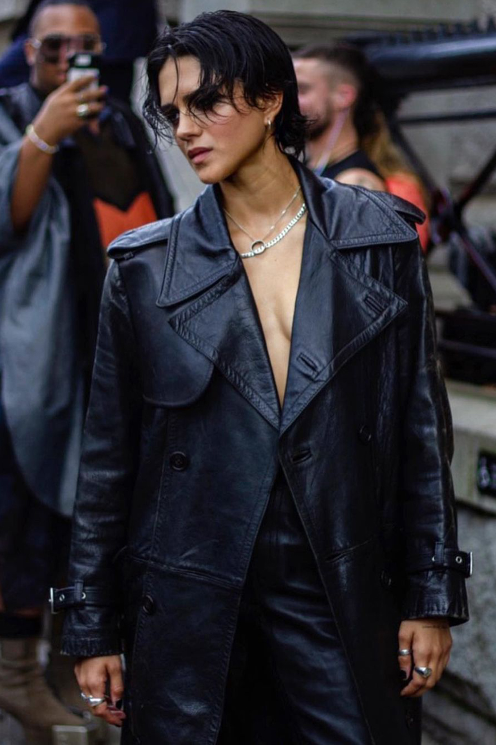 Calle kết hợp áo khoác da oversize với phụ kiện kim loại. Năm 2021, cô được Andy Muschietti (đạo diễn phim kinh dị It phần 1, 2) chọn vào vai Supergirl, vượt qua hơn 400 ứng viên.