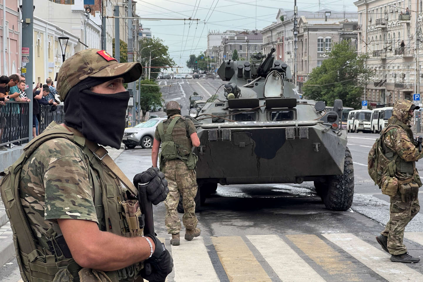 Lính Wagner và xe thiết giáp tại thành phố Rostov-on-Don ngày 24/6. Ảnh: AFP