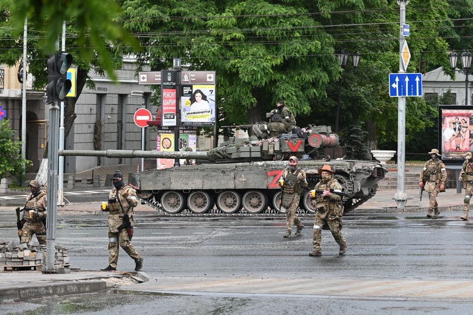 Lính Wagner trên đường phố Rostov-on-Don (Nga) hôm 24/6. Ảnh: Reuters