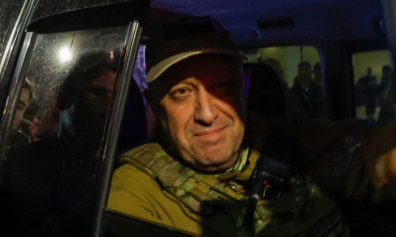 Lãnh đạo Wagner Yevgeny Prigozhin bên ngoài trụ sở Quân khu miền Nam của Nga ở thành phố Rostov-on-Don đêm 24/6. Ảnh: Reuters