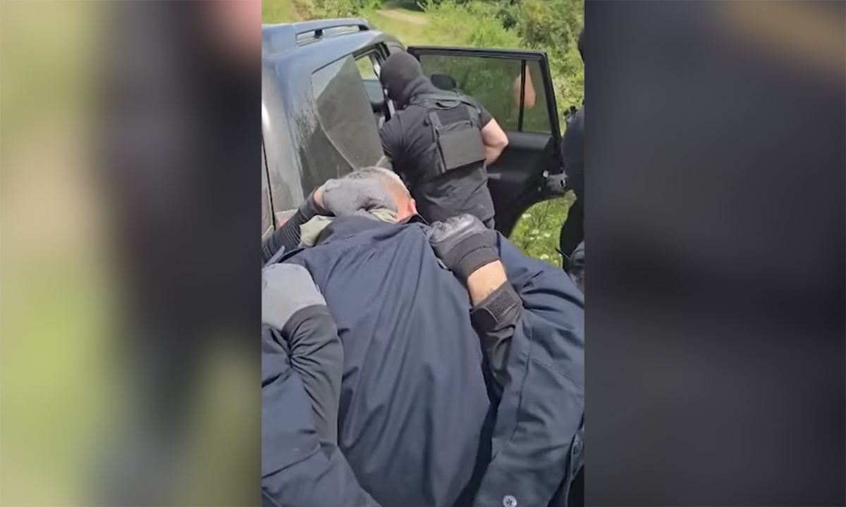 Lực lượng an ninh Serbia bắt các sĩ quan cảnh sát Kosovo ngày 14/6. Ảnh: Bộ Nội vụ Serbia