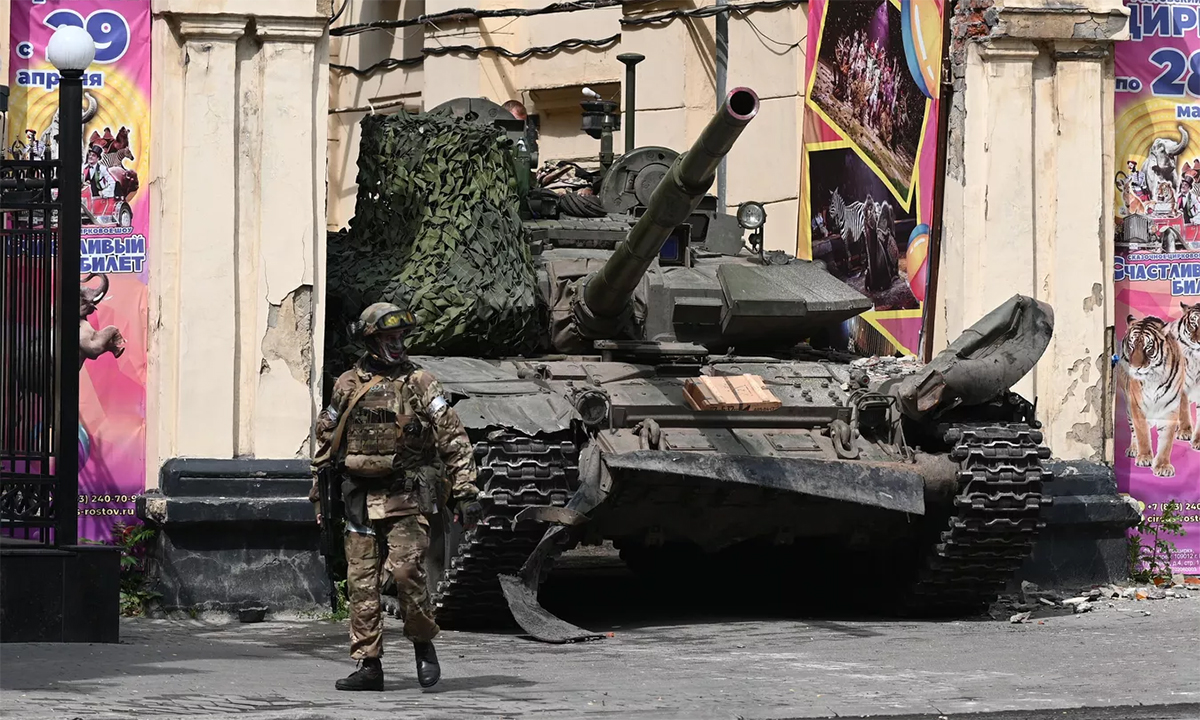 Lính Wagner đứng trước xe tăng tại thành phố Rostov-on-Don, Nga ngày 24/6. Ảnh: RIA Novosti