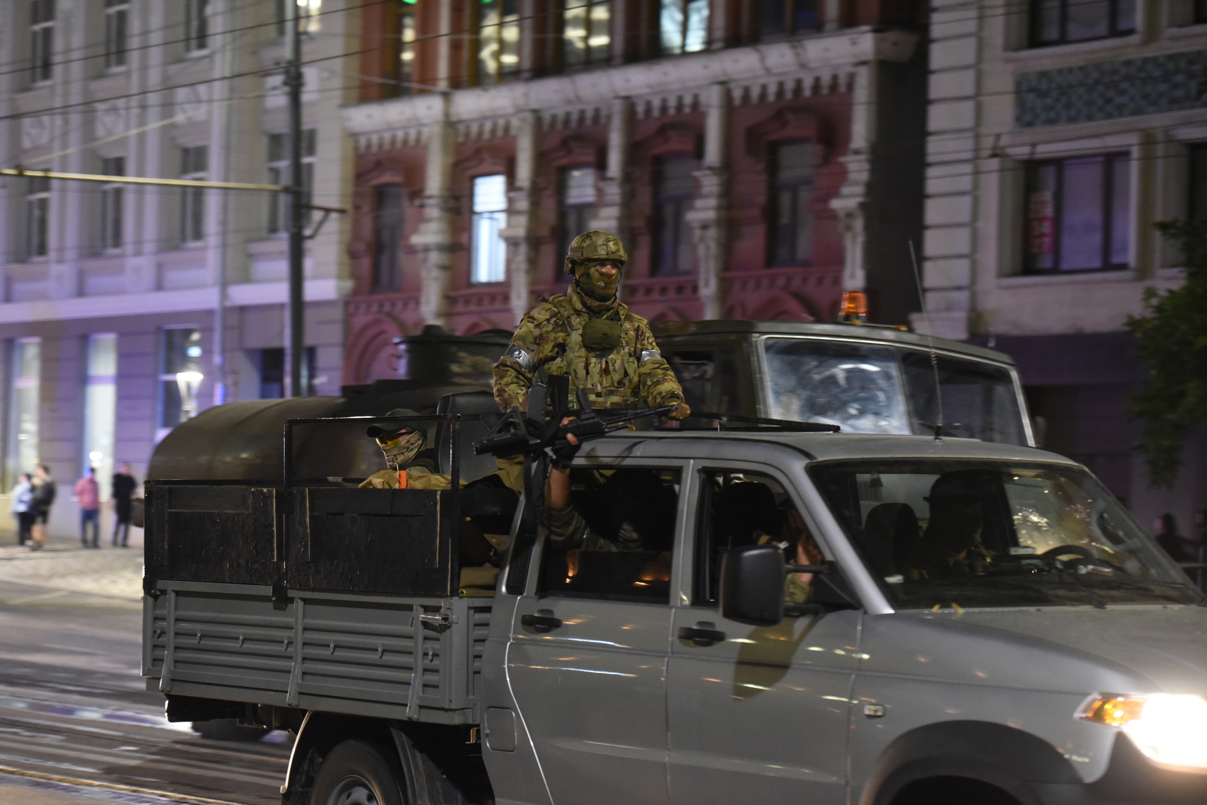 Lính Wagner rút khỏi thành phố Rostov-on-Don, tỉnh Rostov, vào đêm 24/6. Ảnh: AFP