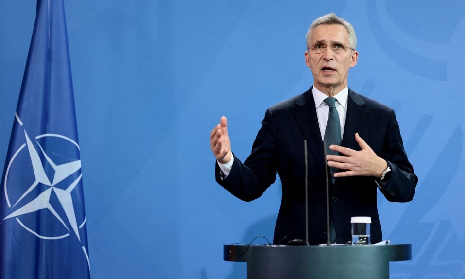 Tổng thư ký NATO Jens Stoltenberg phát biểu trong một cuộc họp báo ở Berlin, Đức, hồi tháng một năm ngoái. Ảnh: Reuters