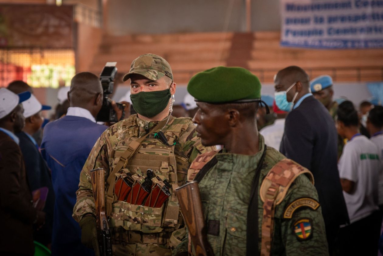 Một thành viên Wagner đứng cạnh lính Cộng hòa Trung Phi trong cuộc biểu tình ở thủ đô Bangui hồi tháng 3 năm ngoái. Ảnh: AFP