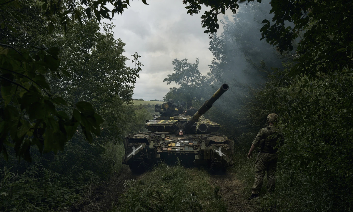 Xe tăng Ukraine ở vị trí gần Bakhmut, tỉnh Donetsk ngày 17/6. Ảnh: AP