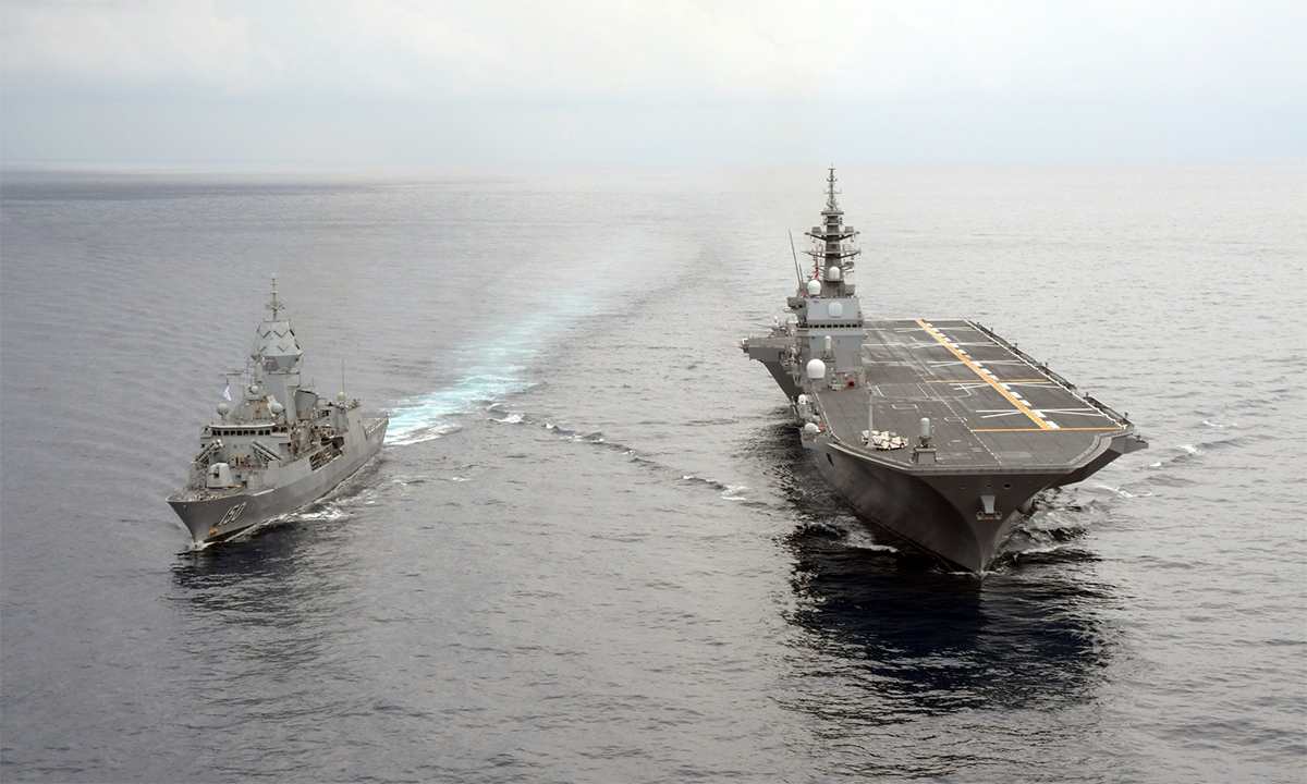 Hộ vệ hạm Australia HMAS Anzac (trái) và tàu sân bay trực thăng Nhật Bản  JS Izumo (phải) di chuyển trên Biển Đông trong ảnh công bố ngày 27/6. Ảnh: JMSDF