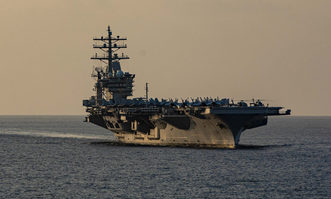 USS Dwight D. Eisenhower đi qua eo biển Hormuz hồi cuối năm 2023. Ảnh: US Navy