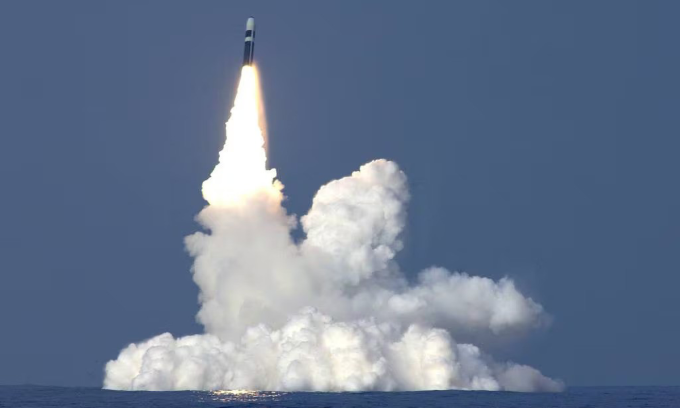 Tàu HMS Vanguard Anh khai hỏa tên lửa Trident trong bức ảnh đăng năm 2023. Ảnh: BQP Anh