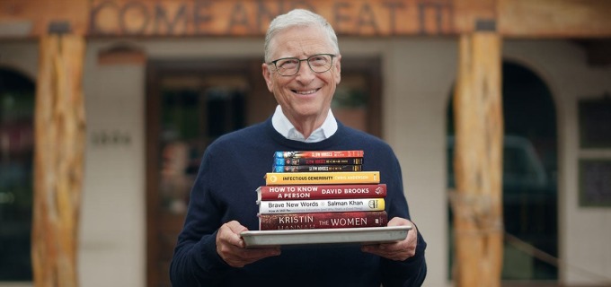 Tỷ phú Bill Gates và những quyển sách ông giới thiệu trên blog. Ảnh: GatesNote
