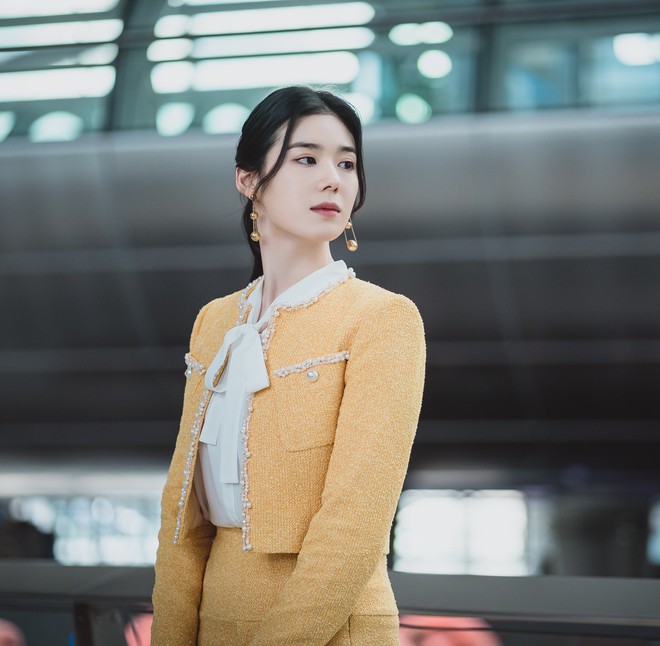 Nữ phụ quen mặt trên phim Hàn: Trẻ trung ở tuổi 38 nhờ phong cách thời trang đầy màu sắc - Ảnh 1.