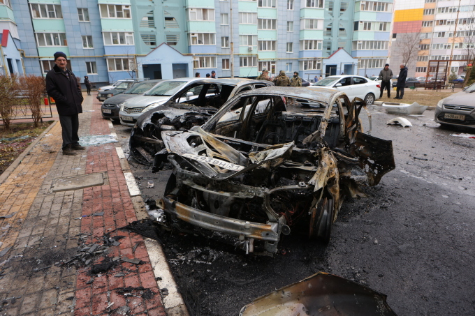 Xe bị thiêu rụi sau vụ tập kích ở thành phố Belgorod, Nga ngày 22/3. Ảnh: AFP