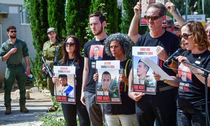 Người dân Israel trưng biểu ngữ kêu gọi đưa con tin tại Gaza về nhà bên ngoài Văn phòng Thủ tướng Israel hồi tháng 3. Ảnh: ToI