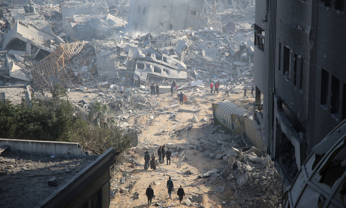 Quang cảnh đổ nát tại khu vực bệnh viện Al-Shifa ở Dải Gaza sau chiến dịch của Israel hồi tháng 4. Ảnh: AFP