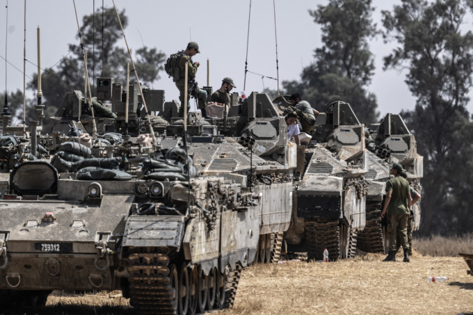 Xe chiến đấu của Israel tập trung ở biên giới phía nam Dải Gaza hôm 1/5. Ảnh: AFP