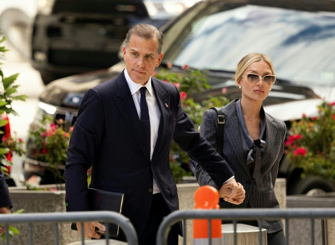 Hunter Biden cùng vợ Melissa Cohen Biden tới tòa án Wilmington, ở Delaware, ngày 3/6. Ảnh: AFP