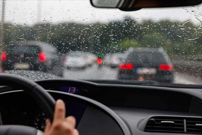 Những điều cần lưu ý khi lái ô tô dưới trời mưa bão- Ảnh 2.