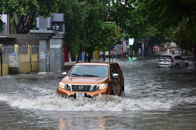 Những điều cần lưu ý khi lái ô tô dưới trời mưa bão- Ảnh 3.