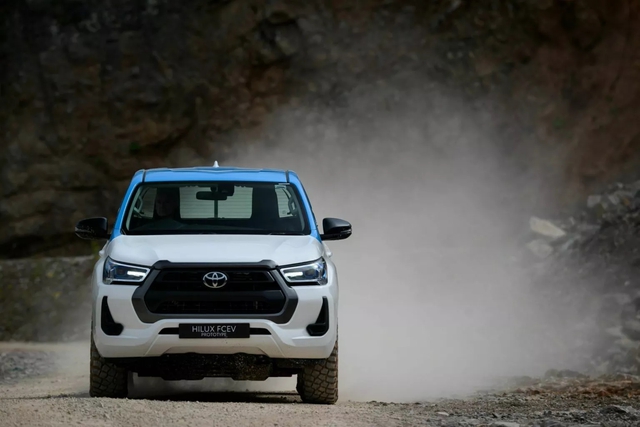 Cả thế giới còn đang e dè, Toyota Hilux chạy pin nhiên liệu hydro đã chuẩn bị chạy thử thực tế, thách thức xe điện với phạm vi hoạt động lên tới 600km- Ảnh 4.