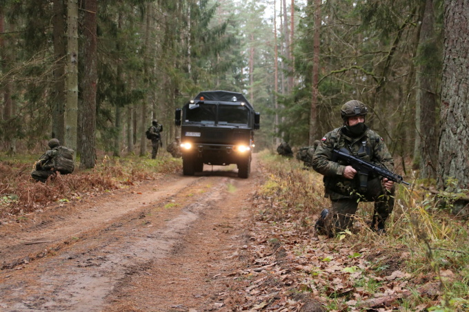 Binh sĩ Ba Lan tuần tra tại khu vực biên giới chung với Belarus hồi tháng 11/2021. Ảnh: Reuters