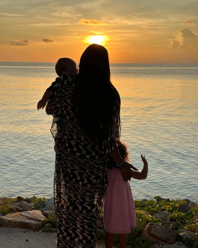Người đẹp và hai con chụp hình nhân Ngày của Mẹ 12/5. Ảnh: Instagram Naomi Campbell