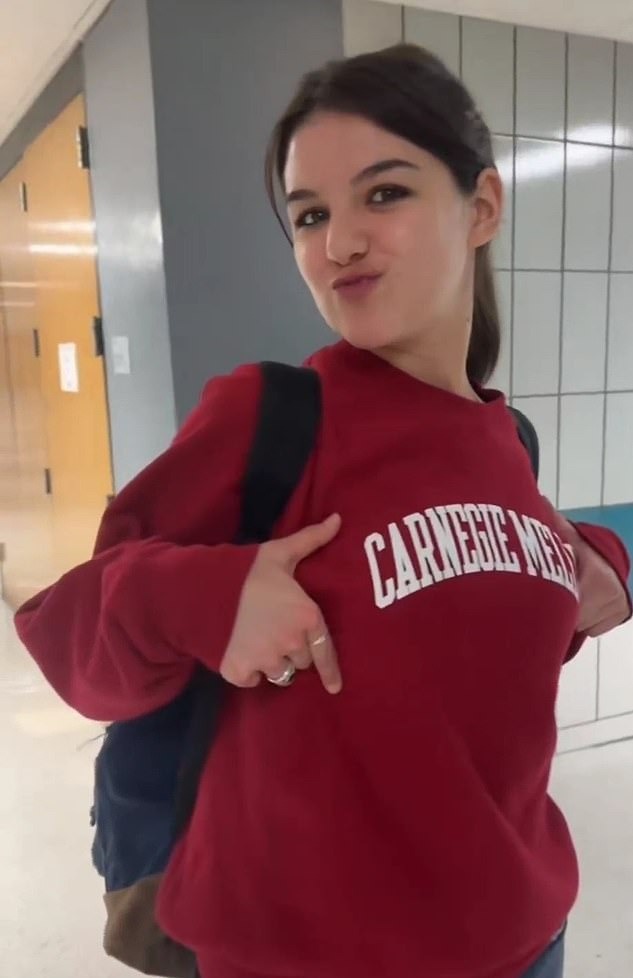 Suri khoe áo in tên trường Đại học Carnegie Mellon tại Pittsburgh, Pennsylvania, Mỹ. Ảnh: TikTok