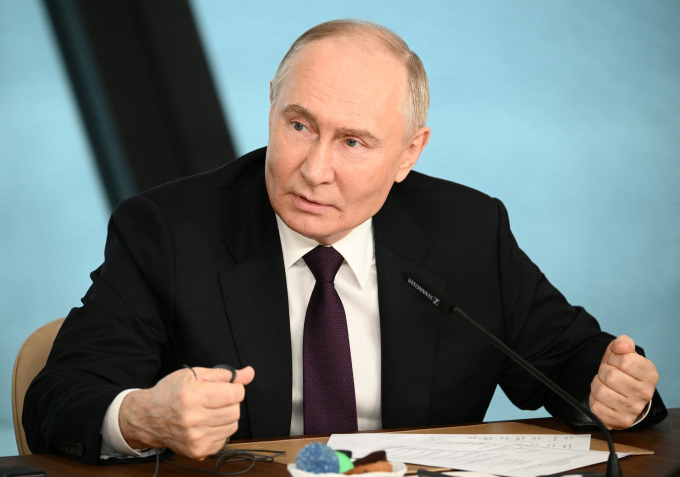 Tổng thống Nga Vladimir Putin trao đổi với đại diện các hãng thông tấn quốc tế tại thành phố St. Petersburg ngày 5/6. Ảnh: Reuters