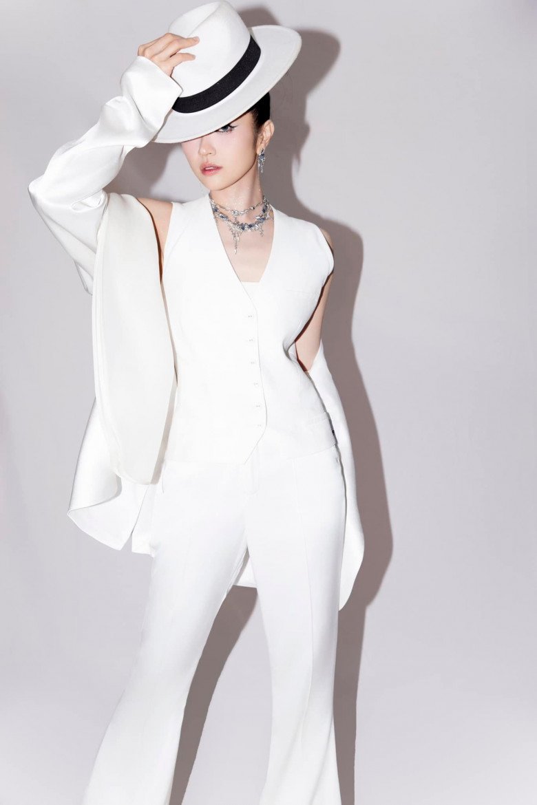 Suni Hạ Linh cực ấn tượng và mạnh mẽ với tạo hình cùng set đồ trắng tinh khôi.