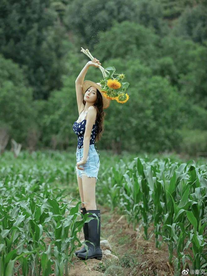 Phong cách thiếu nữ đồng quê của Tần Lam với áo dây rút cùng quần short denim cực kỳ ăn ảnh. 