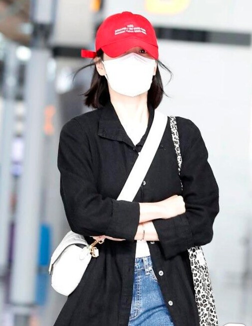 Không khó để bắt gặp hình ảnh Song Hye Kyo đội mũ lưỡi trai mỗi lần ra sân bay.