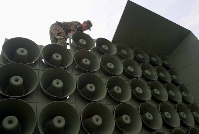 Các loa phóng thanh tuyên truyền của Hàn Quốc dọc biên giới với Triều Tiên hồi năm 2004. Ảnh: Reuters