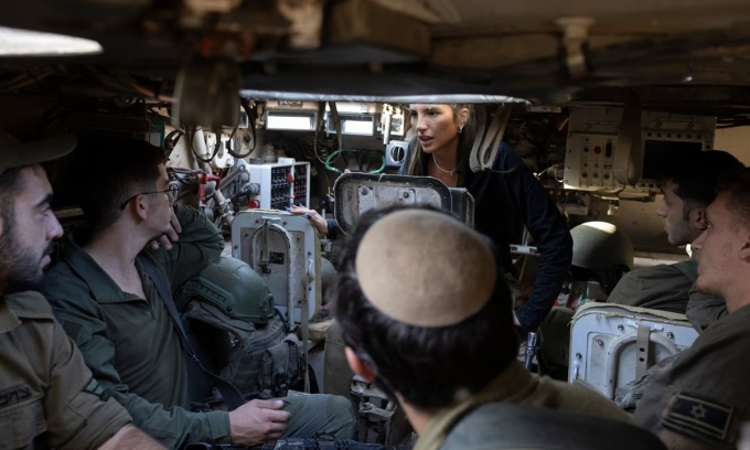 Quân nhân dự bị Lia Golan hướng dẫn binh sĩ trên xe tăng Tiran ở biên giới Israel - Gaza tháng 12/2023. Ảnh: Washington Post