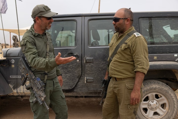 Quân dự bị Israel Ariel Shauliyan (phải) tại khu vực tập trung quân sự gần biên giới phía nam Israel hôm 21/5. Ảnh: Washington Post