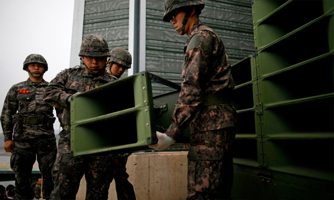 Binh sĩ Hàn Quốc dỡ loa tuyên truyền dọc biên giới tháng 5/2018. Ảnh: AP