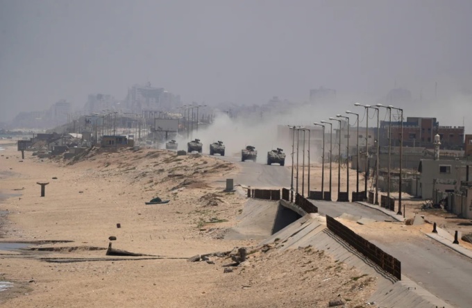 Xe bọc thép của Israel đi qua Deir al-Balah, Gaza, ngày 8/6. Ảnh: AP