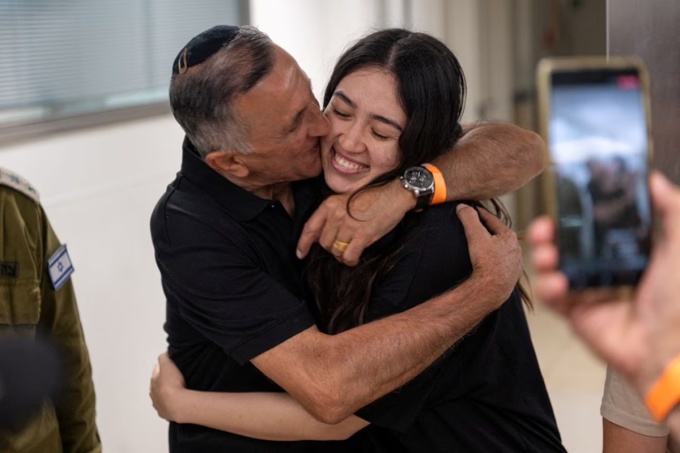 Noa Argamani ôm lấy cha sau khi được giải cứu. Ảnh: Reuters