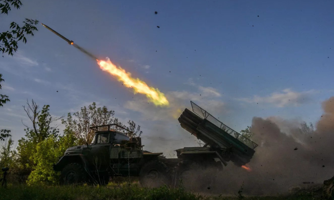 Pháo phản lực 9K55 Grad-1 Nga khai hỏa tại Ukraien hôm 4/6. Ảnh: RIA Novosti