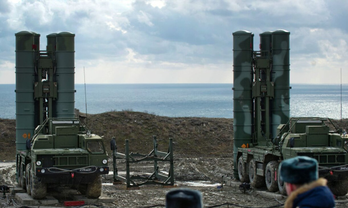 Xe phóng đạn của tổ hợp phòng không S-400 Nga triển khai ở Crimea năm 2017. Ảnh: RIA Novosti