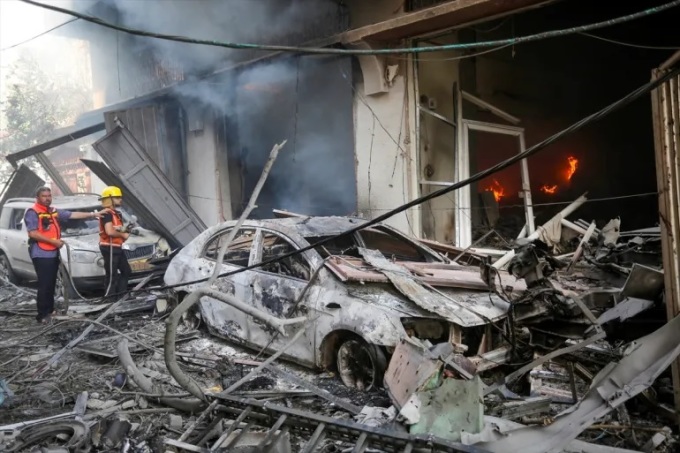 Lực lượng cứu hộ cố gắng dập lửa sau cuộc đột kích vào trại tị nạn Nuseirat, Gaza ngày 8/6. Ảnh: Anadolu Agency