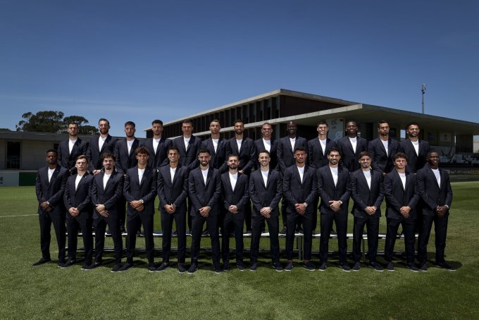 Ronaldo cùng đồng đội chưng diện trong ảnh lưu niệm. Ảnh: Portugal Sports team