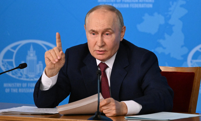 Ông Putin trong cuộc họp với các lãnh đạo Bộ Ngoại giao Nga hôm 14/6. Ảnh: AFP