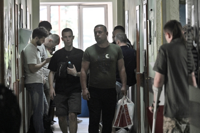 Đàn ông Ukraine trong độ tuổi nhập ngũ xếp hàng tại văn phòng tuyển quân ở Kiev ngày 7/6. Ảnh: AFP
