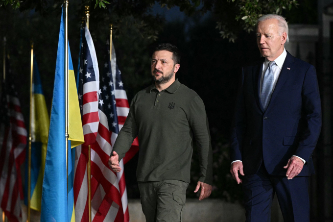 Tổng thống Ukraine Volodymyr Zelensky (trai) và Tổng thống Mỹ Joe Biden tại Italy ngày 13/6. Ảnh: AFP