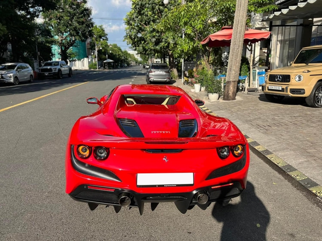 Ferrari F8 Spider chính hãng đầu tiên tại Việt Nam lên sàn xe cũ, giá sang tay 27 tỷ đồng, mới chạy 7.000 km- Ảnh 5.