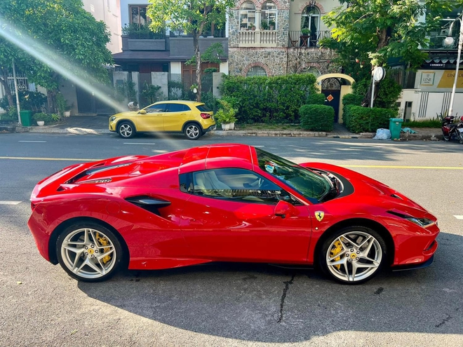 Ferrari F8 Spider chính hãng đầu tiên tại Việt Nam lên sàn xe cũ, giá sang tay 27 tỷ đồng, mới chạy 7.000 km- Ảnh 6.