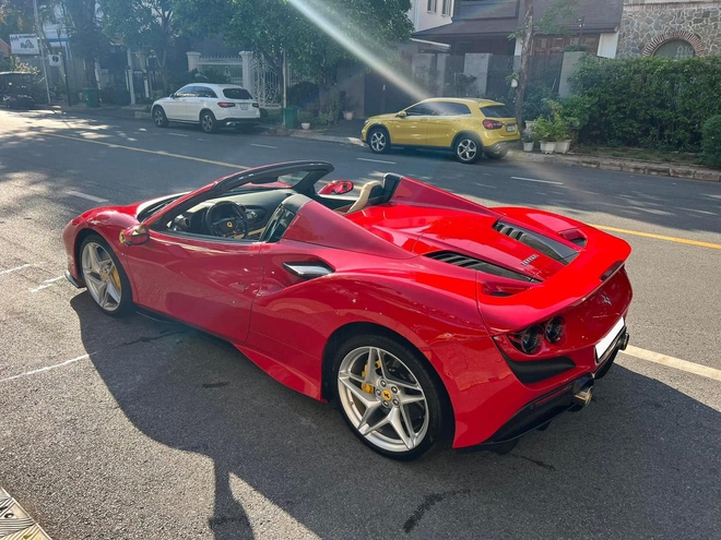 Ferrari F8 Spider chính hãng đầu tiên tại Việt Nam lên sàn xe cũ, giá sang tay 27 tỷ đồng, mới chạy 7.000 km- Ảnh 7.